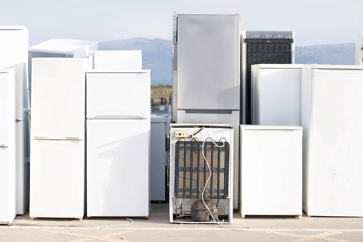 Утилизировать холодильник. Утилизация холодильников. Old man Refrigerator.