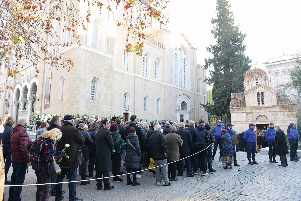 Μητρόπολη: Ουρά για το προσκύνημα