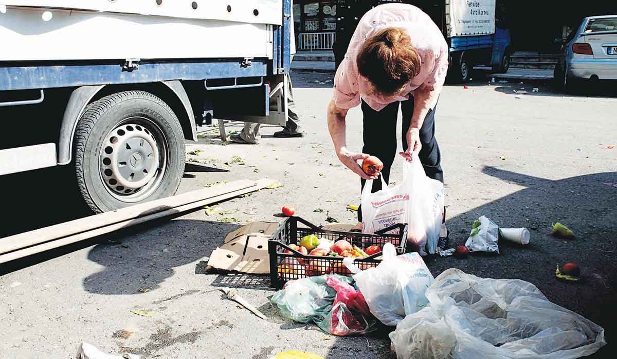 Μόνο 18 μέρες βγάζουν με τον μισθό τους τα μισά νοικοκυριά