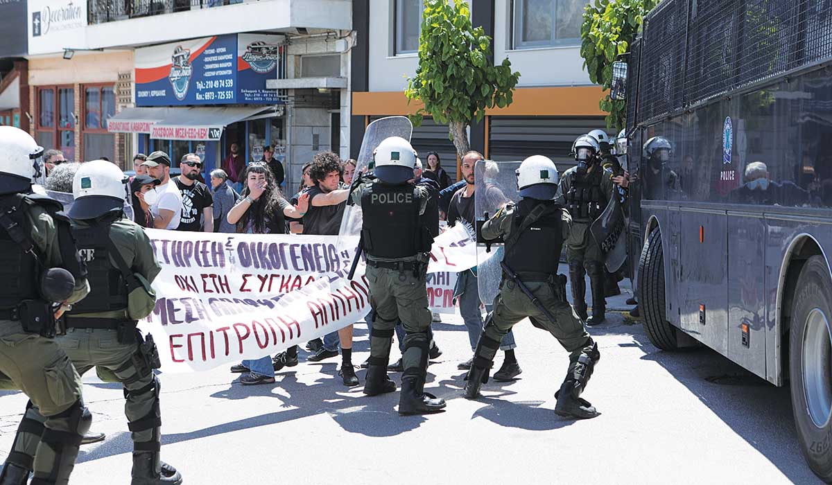 Ντροπή! Επίθεση των ΜΑΤ στην πορεία για τη μητέρα της 12χρονης