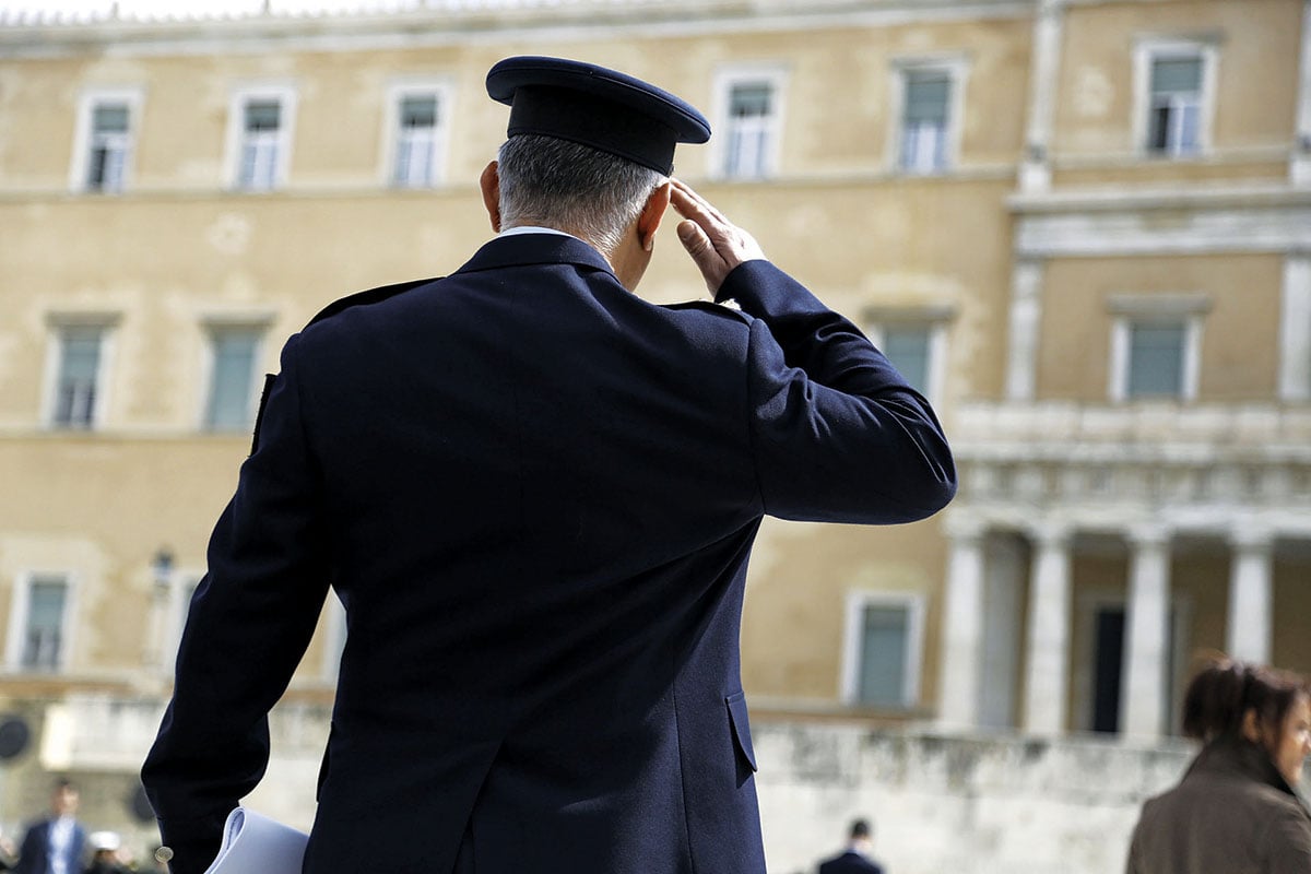 Χειροπέδες και σε δεύτερο αστυνομικό της Βουλής